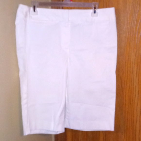Liz Claiborne Pants - "LIZ CLAIBORNE" PURE white w/ 2 short pockets (sloane) bermuda shorts Size: 8-10